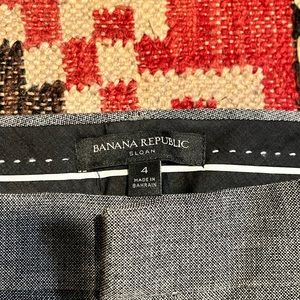 Banana Republic Sloan cropped pant in muted charcoal pattern, worn once, size 4T
